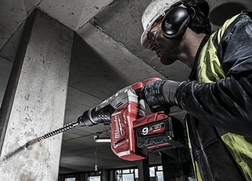 Перфоратор SDS-MAX акумуляторний MILWAUKEE, M18 CHM-902C, 6,1Дж (зарядний пристрій, 2 акум.X 9Ач, HDкейс) (акція)-4933451361