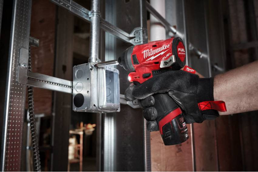 Гвинтоверт акумуляторний 1/4" HEX MILWAUKEE, M12 FID-202X, 147Нм (зарядний пристрій, 2 акум.Х 2Ач, HDкейс)-4933459823