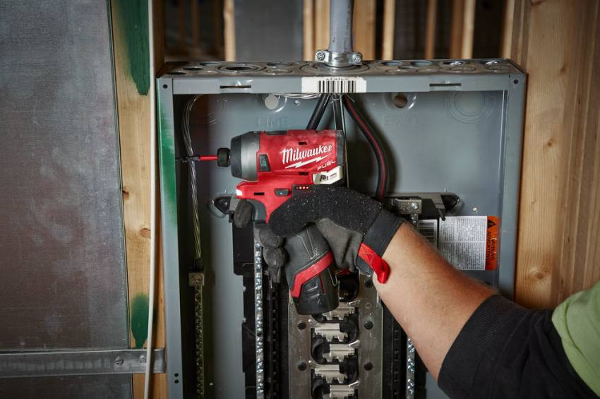 Гвинтоверт акумуляторний 1/4" HEX MILWAUKEE, M12 FID-202X, 147Нм (зарядний пристрій, 2 акум.Х 2Ач, HDкейс)-4933459823
