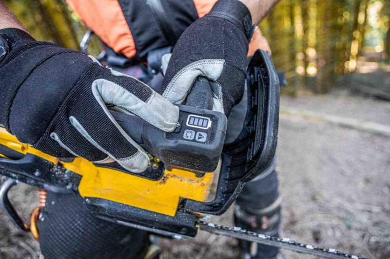 Пилка ланцюгова акумуляторна безщіткова з верхньою рукояткою DeWALT DCMCST635N-DCMCST635N