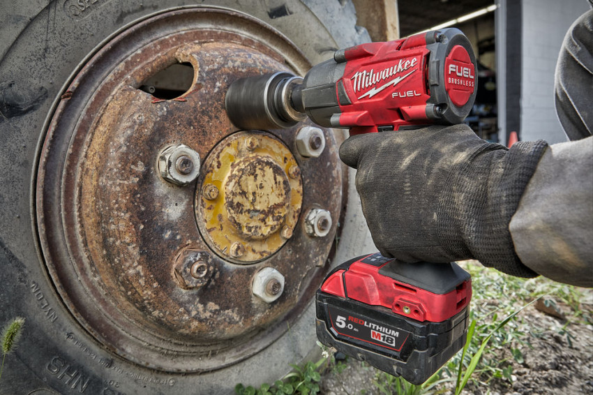 Гайковерт акумуляторний безщітковий MILWAUKEE 1/2" (881 Нм) M18 FMTIW2F12-0, з кільцем (каркас) + M18 B5 подарунок-4933498057/B5