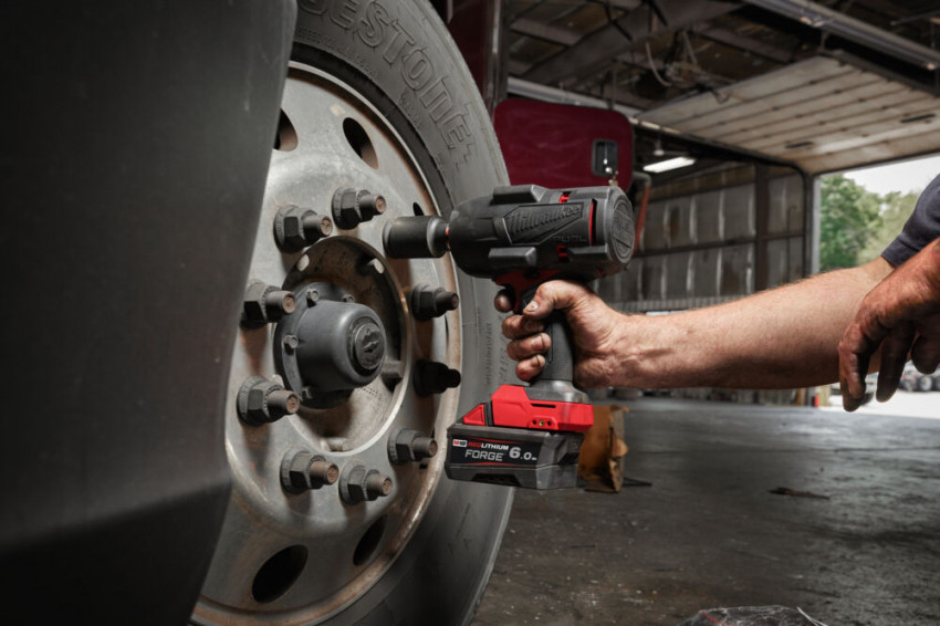 Гайковерт акумуляторний безщітковий MILWAUKEE 1/2" (2034 Нм) M18 FHIWF2F12MC-502X жилет + ліхтар-4933499452