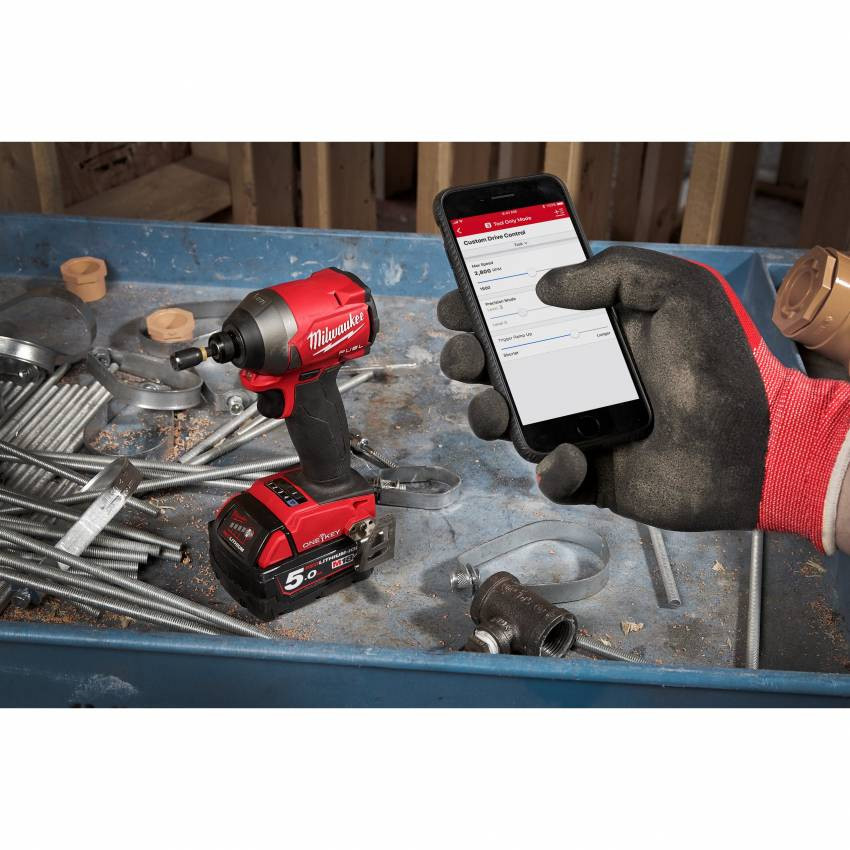 Імпульсний ударний шуруповерт акумуляторний 1/4" HEX MILWAUKEE, M18 ONEID2-502X, 226Нм (заряд.пр.,2 акум.Х5Ач, HDкейс)-4933464091