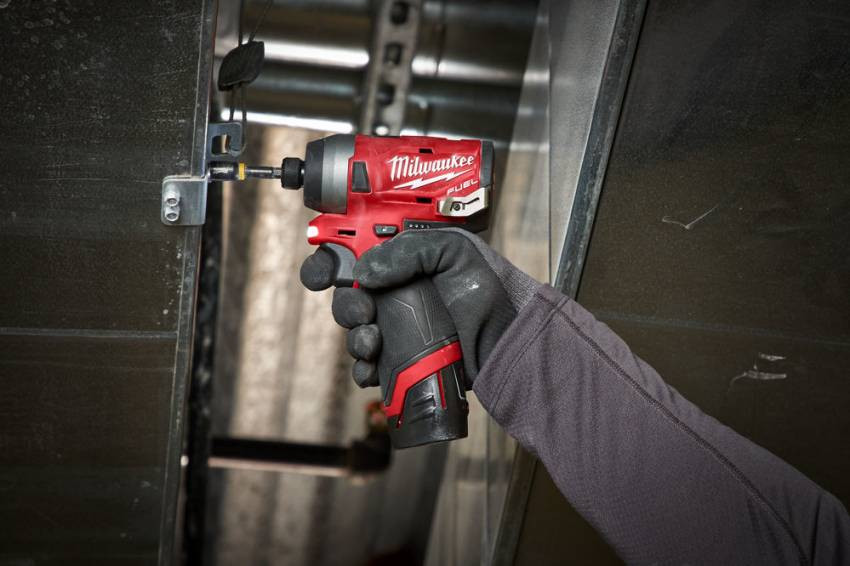 Гвинтоверт акумуляторний 1/4" HEX MILWAUKEE, M12 FID-202X, 147Нм (зарядний пристрій, 2 акум.Х 2Ач, HDкейс)-4933459823