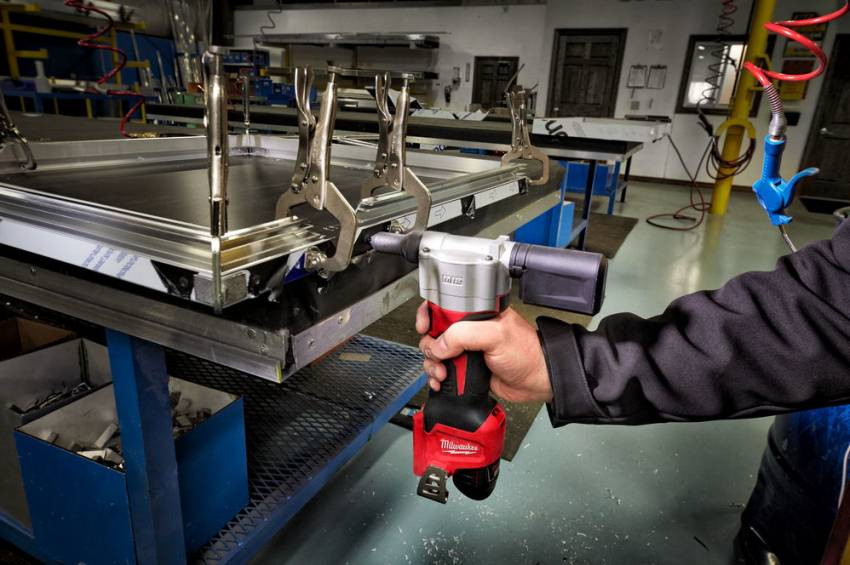 Заклепочник акумуляторний MILWAUKEE M12 BPRT-201X, Ø закл. 2,4-4,8мм, (заряд.пристрій, 1 акум.Х 2Ач, HD кейс)-4933464405
