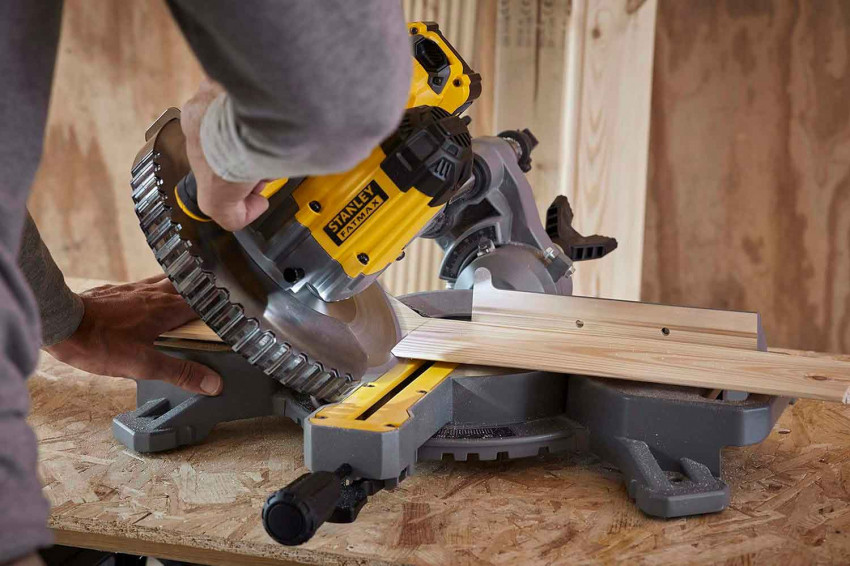 Пила торцювальна акумуляторна STANLEY FATMAX SFMCS701M1-SFMCS701M1