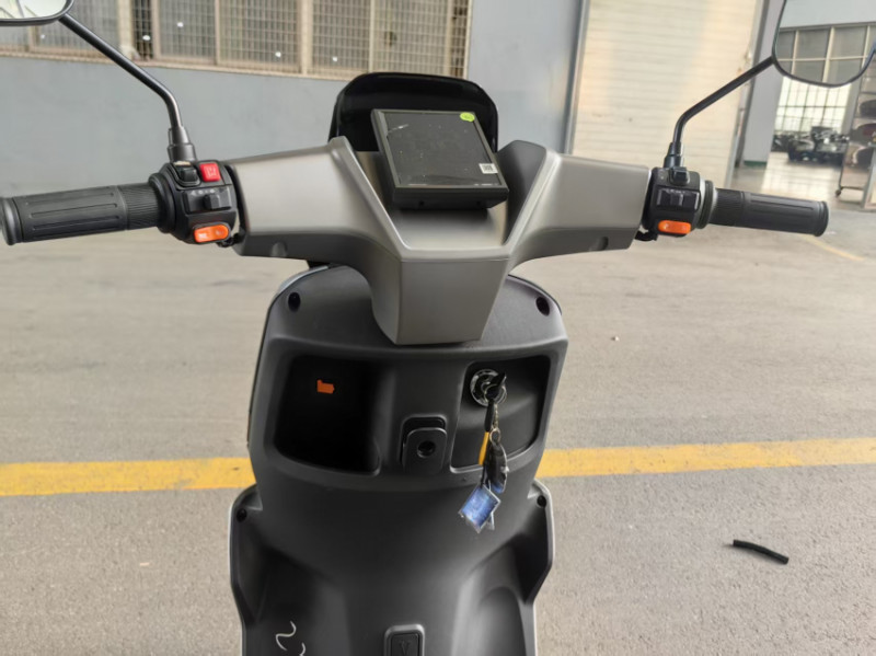 Скутер акумуляторний CP610, 72В, 1200Вт, Швидкість - 45км/год-C-EV 1200