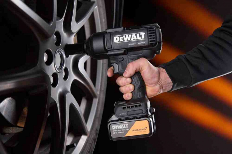 Набір з трьох інструментів акумуляторних безщіткових McLaren F1 TEAM SPECIAL EDITION DeWALT DCK3222MP2T-DCK3222MP2T