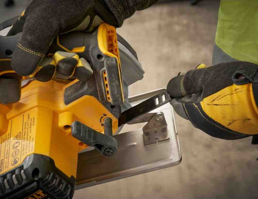 Пилка дискова по металу акумуляторна DeWALT DCS383N-DCS383N