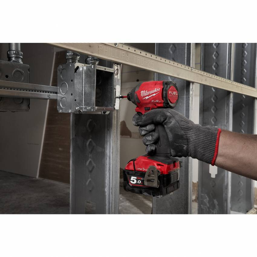 Імпульсний ударний шуруповерт акумуляторний 1/4" HEX MILWAUKEE, M18 ONEID2-502X, 226Нм (заряд.пр.,2 акум.Х5Ач, HDкейс)-4933464091