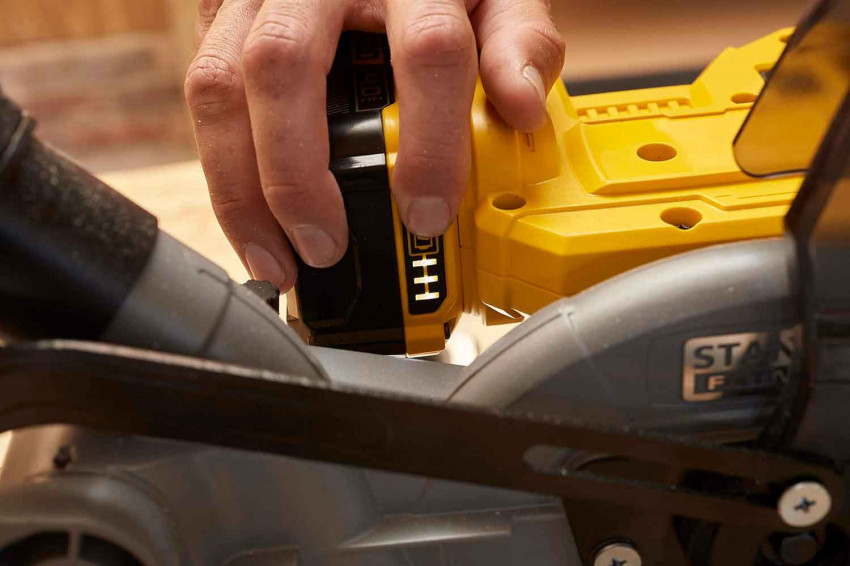 Пила торцювальна акумуляторна STANLEY FATMAX SFMCS701M1-SFMCS701M1
