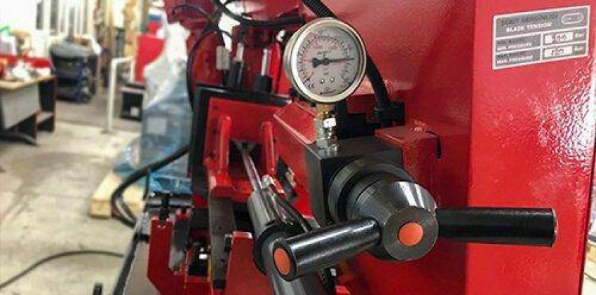 Напівавтоматична двоколонна стрічкова пила по металу Karmetal KDG 460x800 DM-KDG 460x800 DM