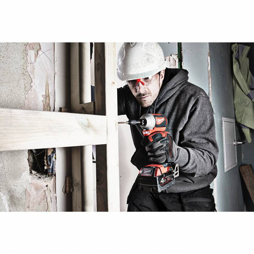 Гвинтоверт акумуляторний 1/4" HEX MILWAUKEE, M18 CBLID-402C, 180Нм, (зарядний пристрій, 2 акум.Х 4Ач, кейс)-4933464534