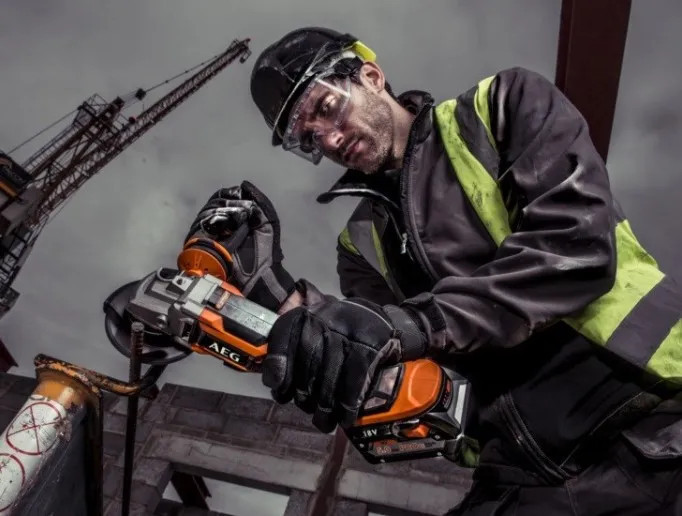 Шліфмашина кутова акум. BEWS18-125BL-502C AEG, 18В,2Х5А/год,90х,11000об/х,26мм,2,6кг,кейс-BEWS18-125BL-502C