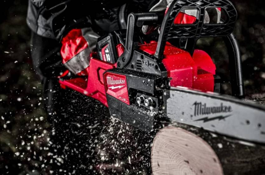 Ланцюгова пила з шиною 30 см M18 FUEL™ MILWAUKEE 4933471442 M18 FCHSC-121, 300 мм (+ заряд.пр., 1 акум.Х 12Аг, шина, ланцюг, олія для змащення ланцюг-4933471442