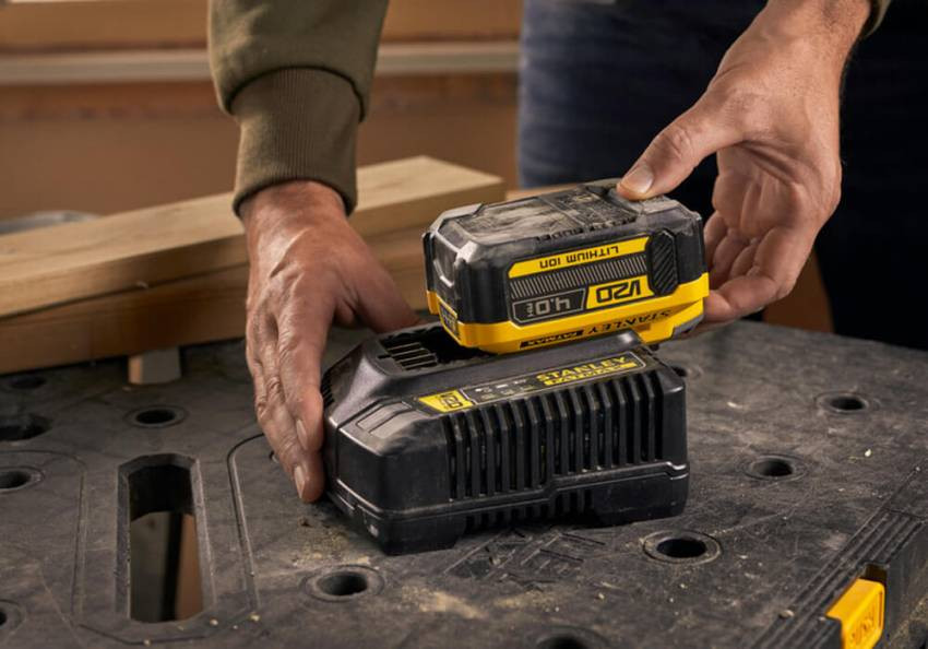 Зарядний пристрій та 1 акумулятор STANLEY FATMAX SFMCB14M1-SFMCB14M1