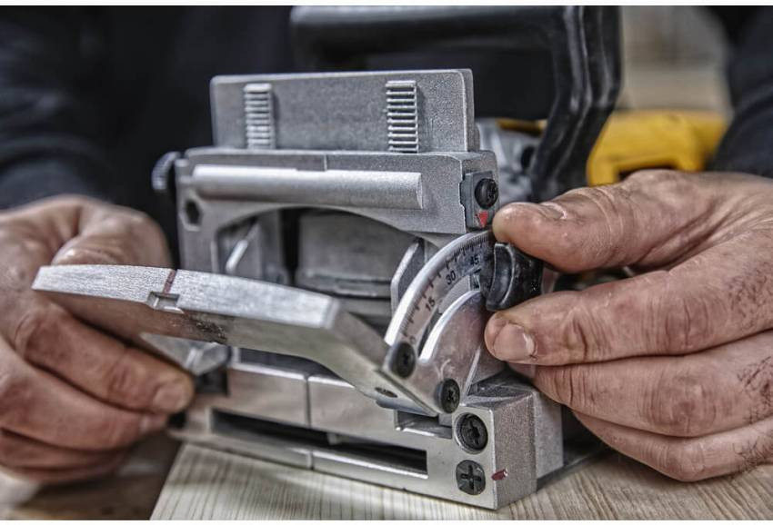 Мережевий фрезер DeWALT DW682K-DW682K