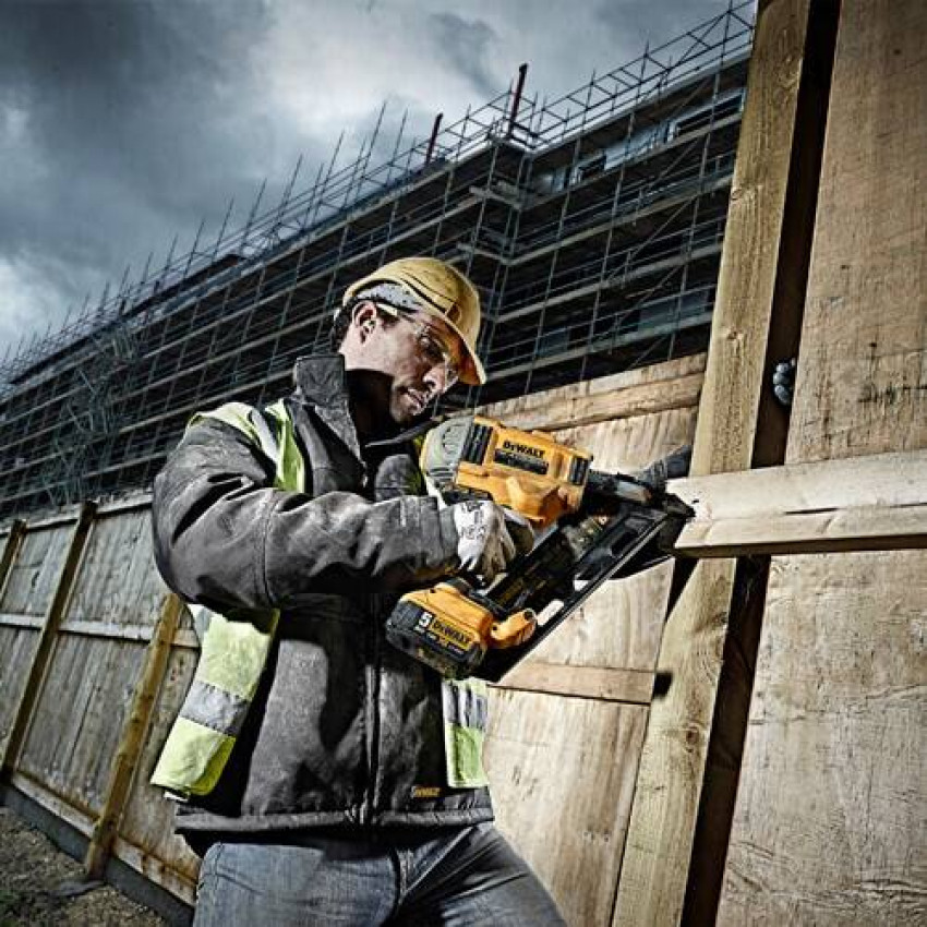 Пістолет гвоздезабивний акумуляторний безщітковий DeWALT DCN692N-DCN692N