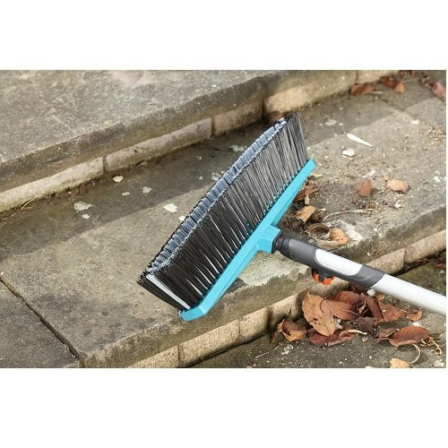 Комплект для прибирання: щітка 45 см + ручка Gardena Combisystem-03622-36.000.00