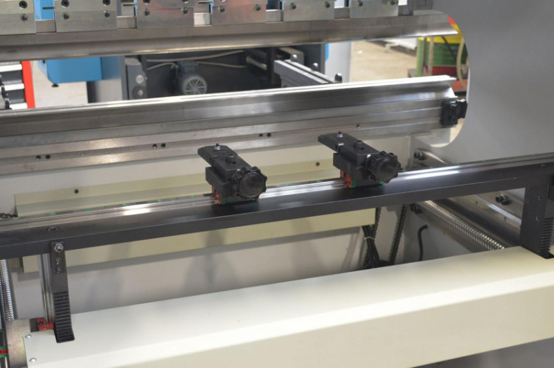 Гідравлічний листозгинальний прес з ЧПК Isitan EDGEBENDER 31135 NC-EB31135NC