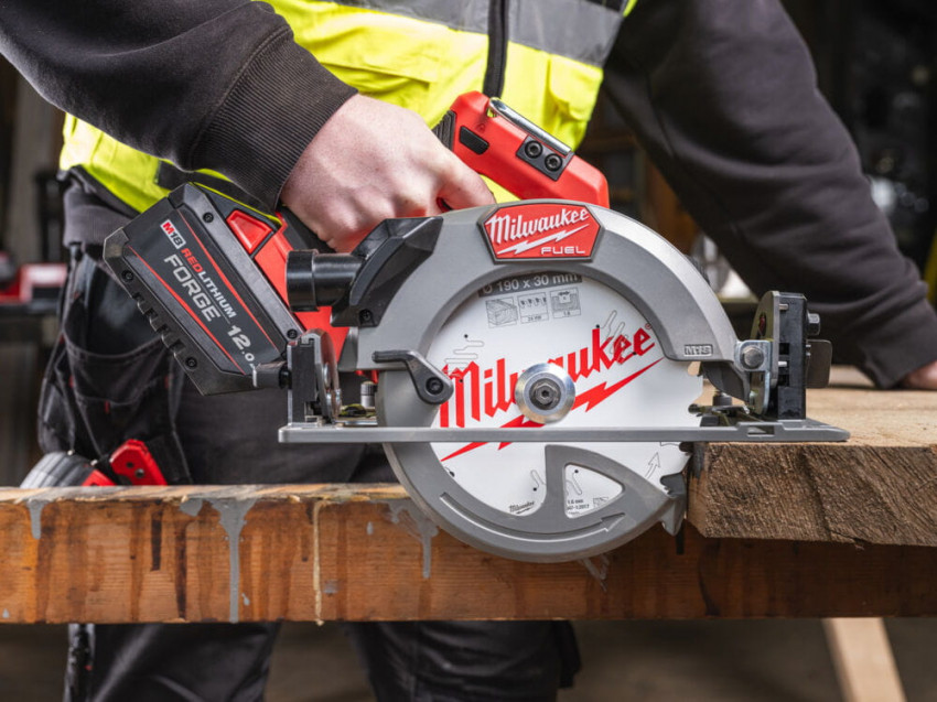 Пила дискова ручна акумуляторна MILWAUKEE  M18 FCS66GR3-0 (каркас)-4933493491