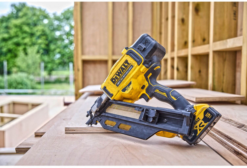 Пістолет цвяхозабивний акумуляторний безщітковий DeWALT DCN930P2-DCN930P2