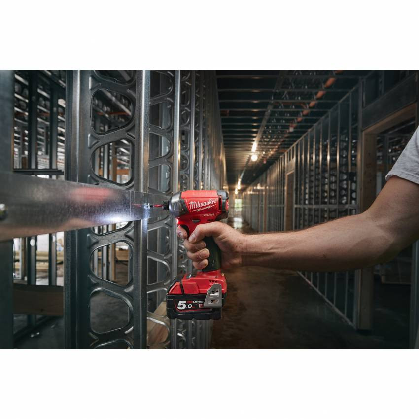Імпульсний ударний акумуляторний шуруповерт 1/4" HEX MILWAUKEE, M18 FQID-0X, 50Нм, HDкейс-4933459187