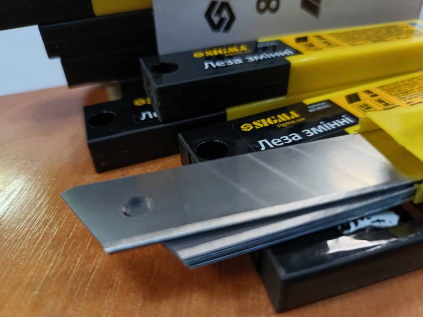 Леза змінні (прямі) 18мм 10шт Sigma (8218101)-8218101
