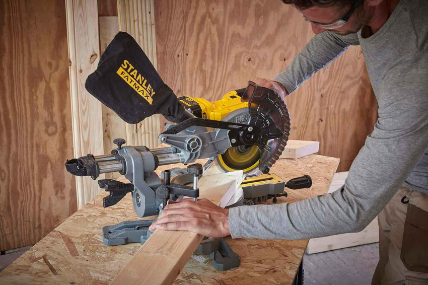 Пила торцювальна акумуляторна STANLEY FATMAX SFMCS701M1-SFMCS701M1