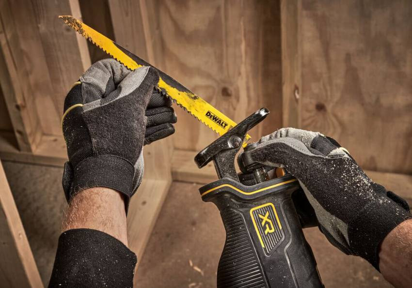 Пила шабельна акумуляторна DeWALT DCS382NT-DCS382NT