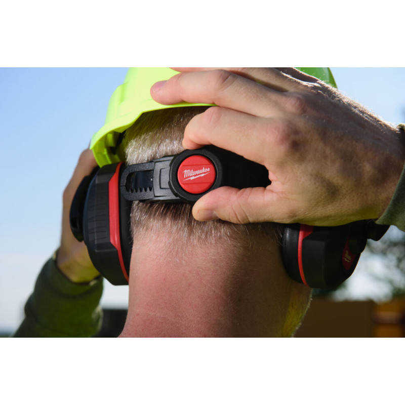 Каска захисна BOLT100 Hi-Vis невентильована для промислового альпінізму MILWAUKEE-4932480666