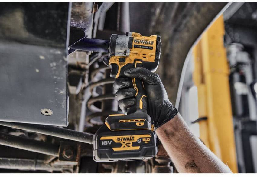 Гайковерт ударний акумуляторний безщітковий DeWALT DCF921NT-DCF921NT