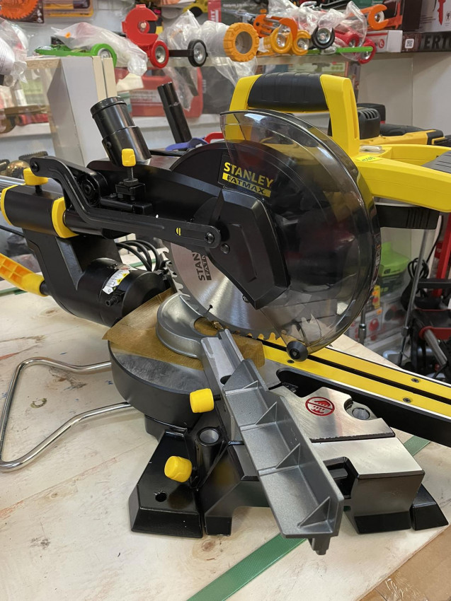 Пила торцювальна мережева STANLEY FATMAX FME721-FME721