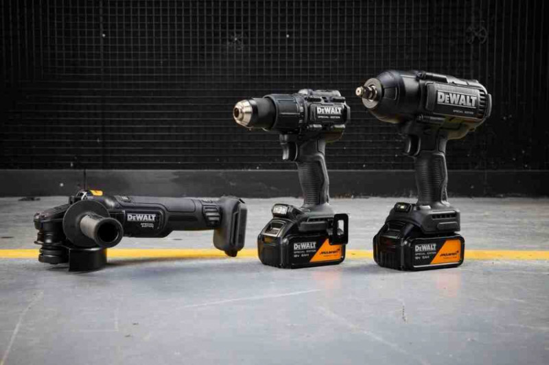 Набір з трьох інструментів акумуляторних безщіткових McLaren F1 TEAM SPECIAL EDITION DeWALT DCK3222MP2T-DCK3222MP2T