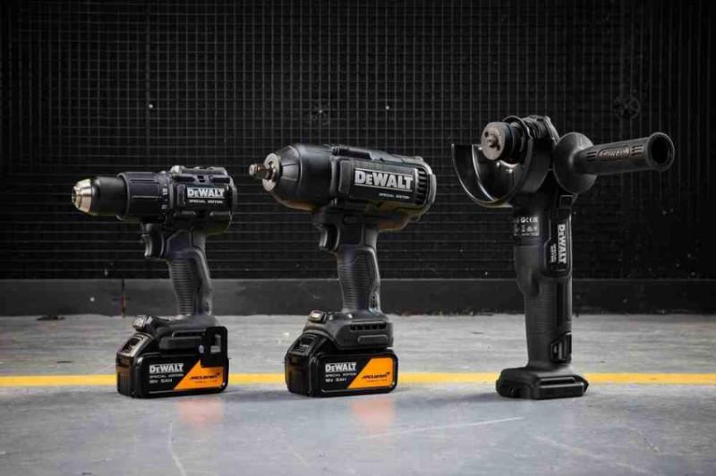 Набір з трьох інструментів акумуляторних безщіткових McLaren F1 TEAM SPECIAL EDITION DeWALT DCK3222MP2T-DCK3222MP2T