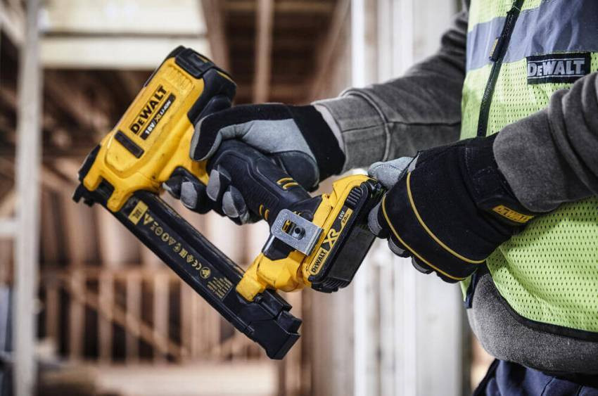 Степлер скобозабивний акумуляторний DeWALT DCN701D2-DCN701D2