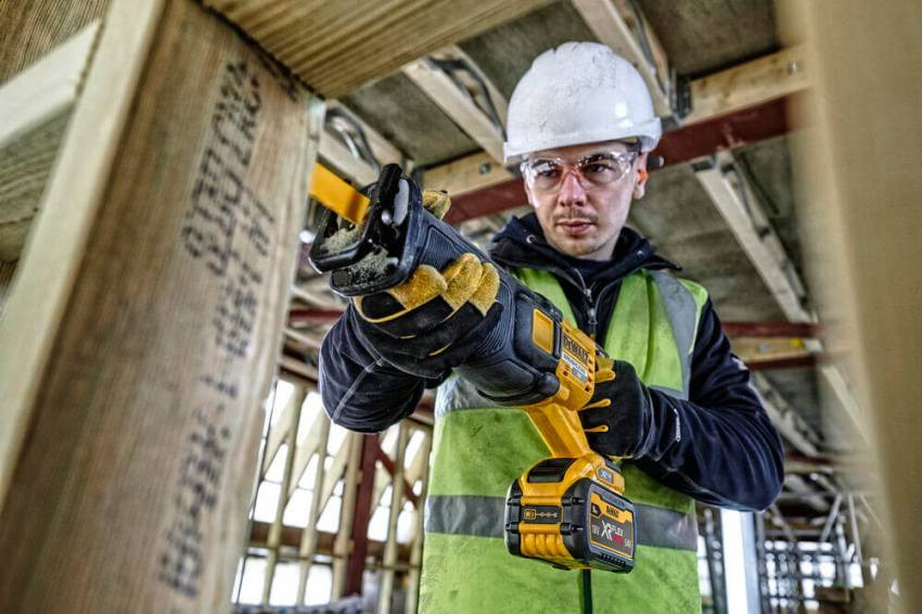 Пила шабельна акумуляторна DeWALT DCS389NT-DCS389NT