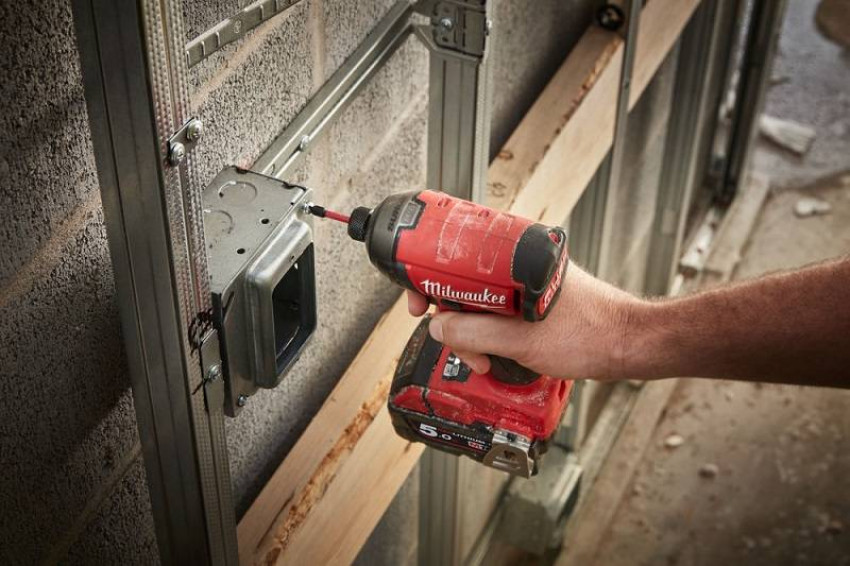Імпульсний ударний акумуляторний шуруповерт 1/4" HEX MILWAUKEE, M18 FQID-0X, 50Нм, HDкейс-4933459187