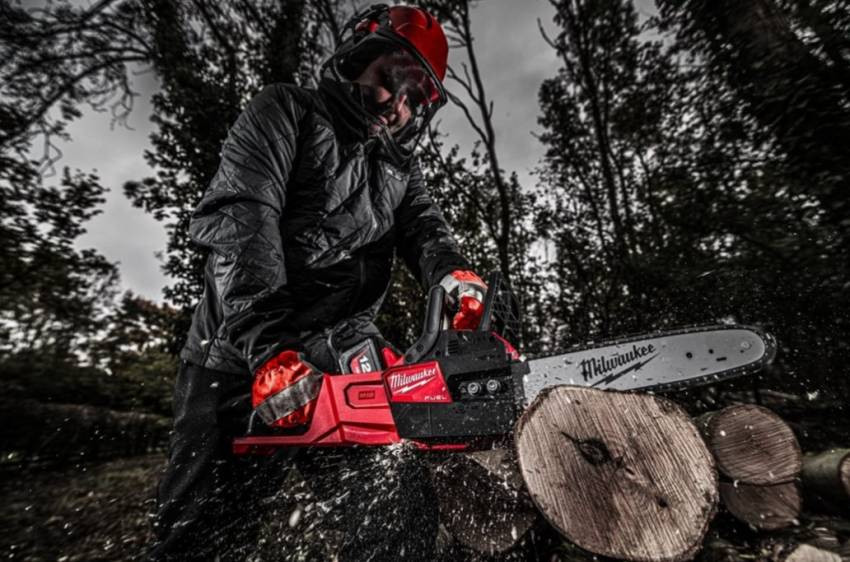 Ланцюгова пила з шиною 30 см M18 FUEL™ MILWAUKEE 4933471442 M18 FCHSC-121, 300 мм (+ заряд.пр., 1 акум.Х 12Аг, шина, ланцюг, олія для змащення ланцюг-4933471442