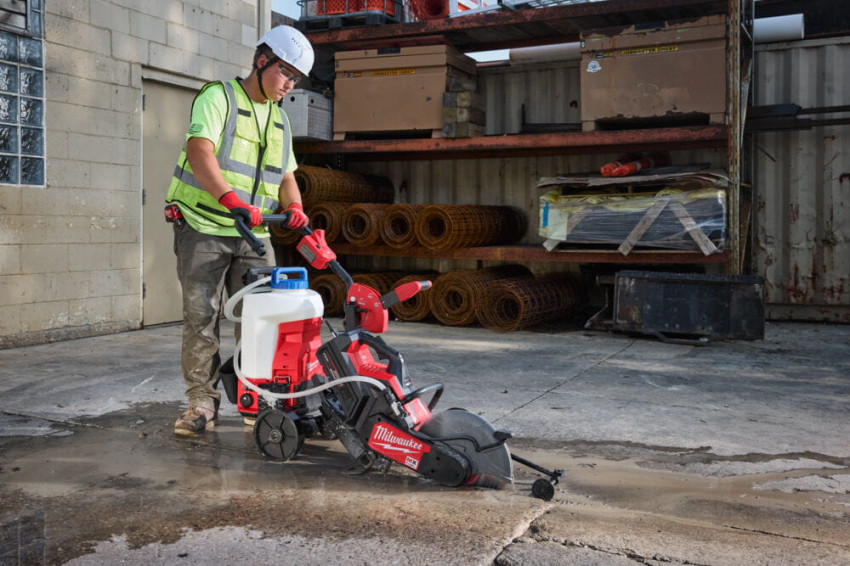 Обприскувач ранцевий акумуляторний (базова станція) MILWAUKEE M18 BBPFP2-301 (ЗП+1ак.Х3Аг)-4933498962