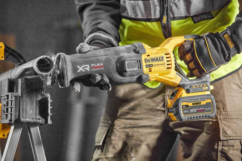 Пила шаблонна акумуляторна DeWALT DCS386T1-DCS386T1