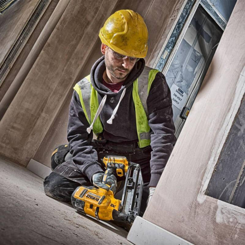 Пістолет гвоздезабивний акумуляторний безщітковий DeWALT DCN660N-DCN660N