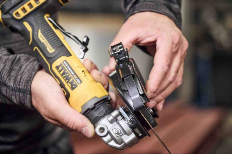 Шліфмашина кутова - болгарка акумуляторна безщіткова DeWALT DCG404S2T-DCG404S2T