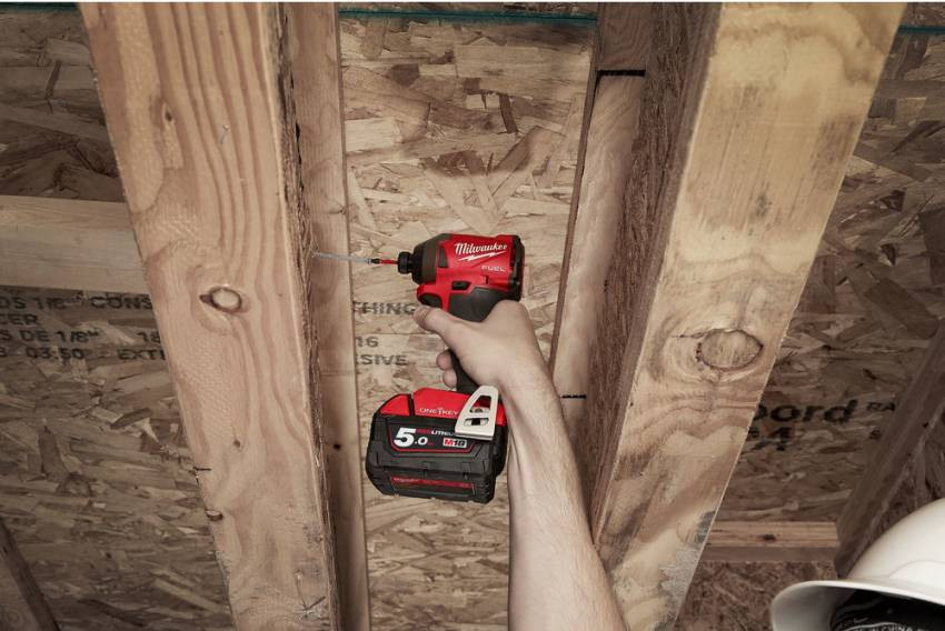 Імпульсний ударний шуруповерт акумуляторний 1/4" HEX MILWAUKEE, M18 ONEID2-502X, 226Нм (заряд.пр.,2 акум.Х5Ач, HDкейс)-4933464091
