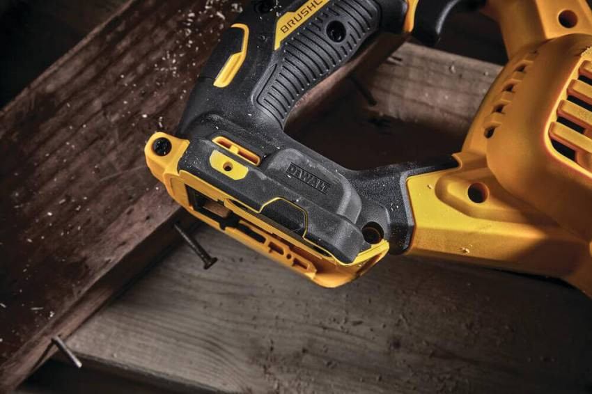 Пила шабельна акумуляторна DeWALT DCS386NT-DCS386NT
