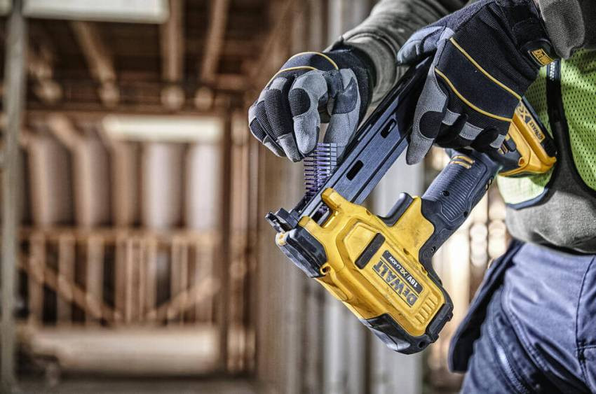 Степлер скобозабивний акумуляторний DeWALT DCN701D2-DCN701D2