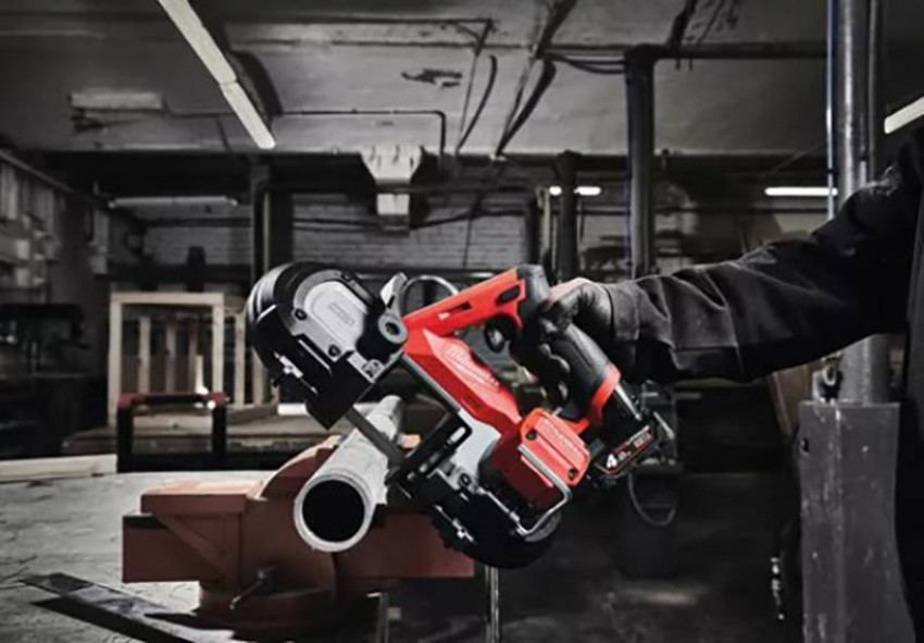 Субкомпактна стрічкова пилка MILWAUKEE M12 FUEL FBS64-0C 64мм 4933478440-4933478440