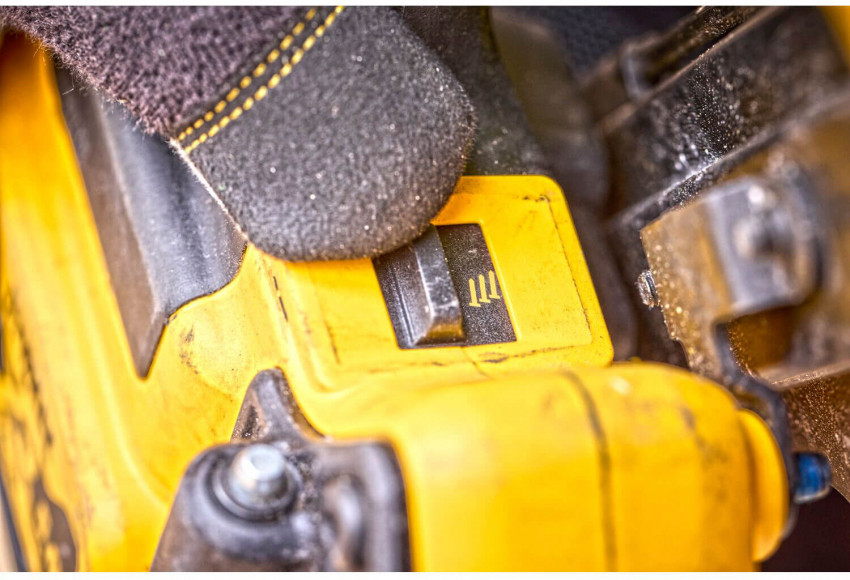Пістолет цвяхозабивний акумуляторний безщітковий DeWALT DCN930P2-DCN930P2