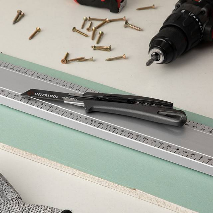 Ніж сегментний 18 мм STORM, алюмінієва ручка, металева напрямна INTERTOOL HT-0534-HT-0534