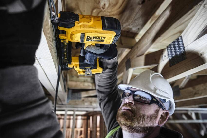 Степлер скобозабивний акумуляторний DeWALT DCN701D2-DCN701D2